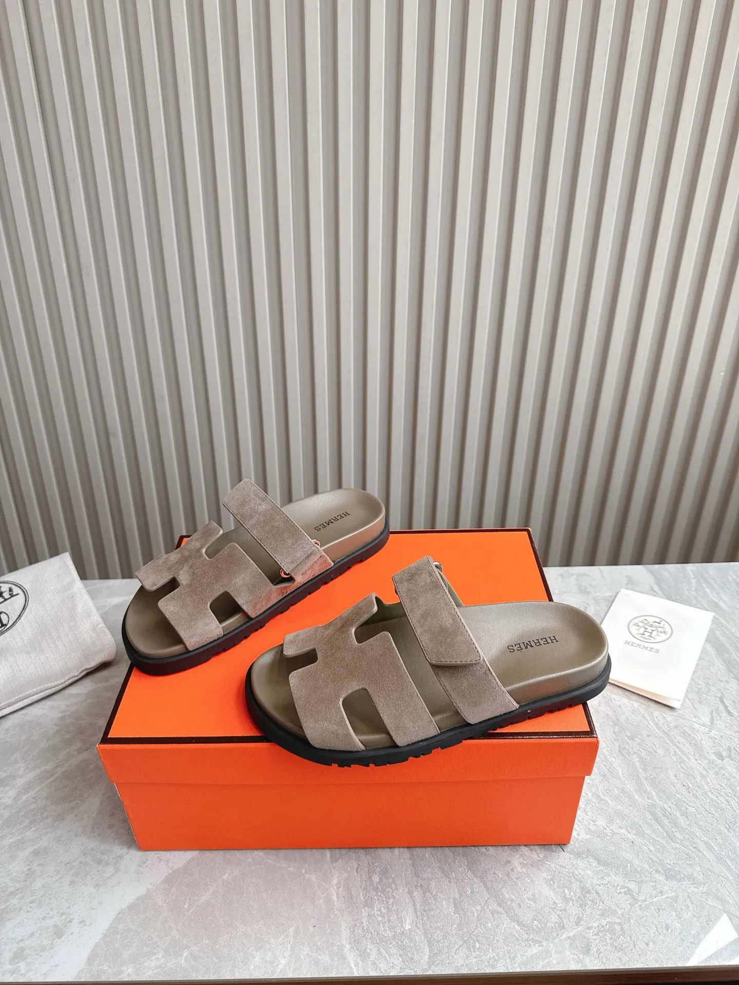 p480🐮🐮Couple model (top version) H family 2024 spring and summer new style HERMES Hermes' recently popular couple model pig nose angle sandals and slippers, paired with various colorful socks, popular. Upper: imported original deerskin (the genuine leather edging is not ordinary super migration). Lining: imported genuine leather. Outsole: Tpu non-slip and wear-resistant outsole. Size: Female 35-42 (40/42 non-returnable and non-exchangeable) Male size: 39-45 (45 non-refundable and non-exchangeable)
